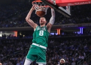 波尔津吉斯绝杀时刻，塔图姆点燃赛场，冲击季后赛迎来胜利！